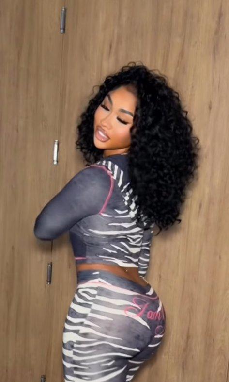 Ari Fletcher, Black curly